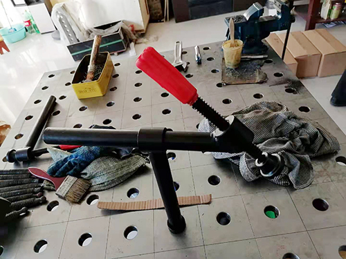 压紧器